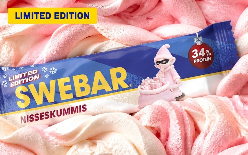 Swebar Proteinbar i ny smak - Nisseskummis - p&aring; rosa och vit fluffbakgrund